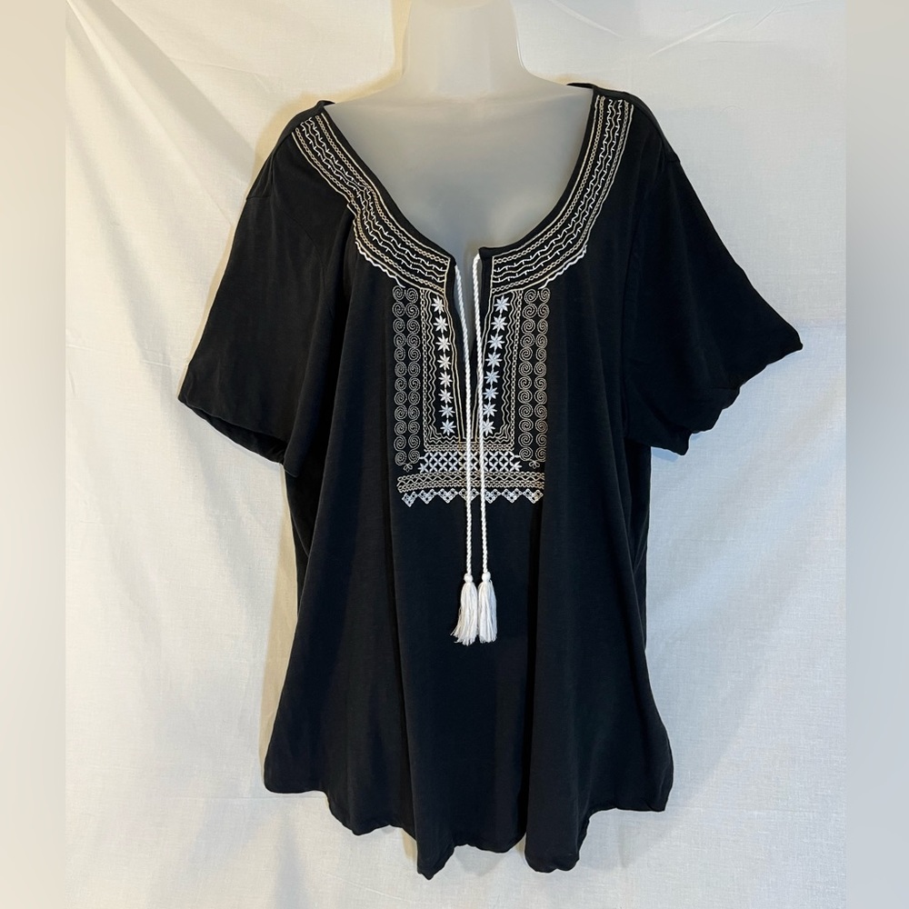 EUC black loose fitting V-neck with patterned white/tan front design. Size 3X.